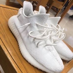 I have a xtra pair of DS Creme White yeezys V2 350